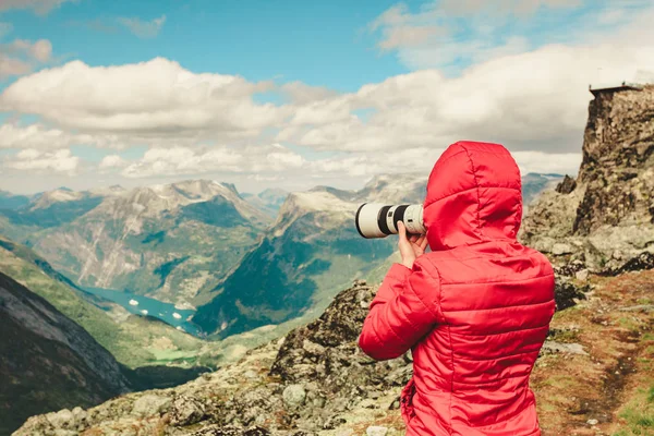 Turista tirar fotos de Dalsnibba área Noruega — Fotografia de Stock