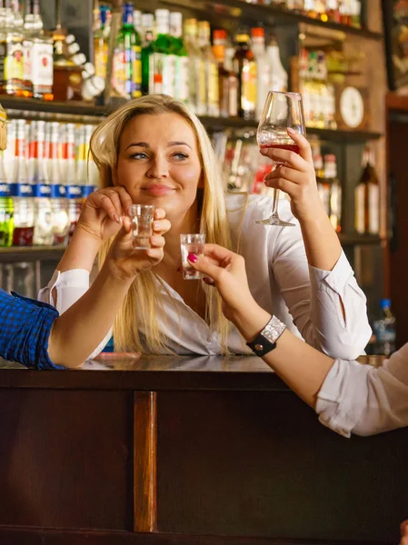 Girls in pub club gossiping and talking — Stock Photo, Image