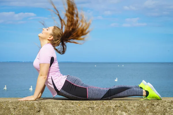 Mujer haciendo yoga junto al mar —  Fotos de Stock