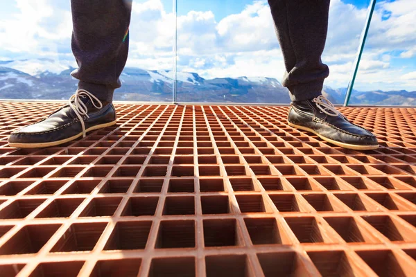 Pies turísticos en el suelo de la plataforma Dalsnibba, Noruega —  Fotos de Stock