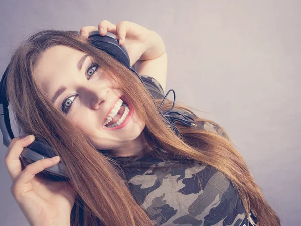 Teen women wearing headphones — Stock Photo, Image