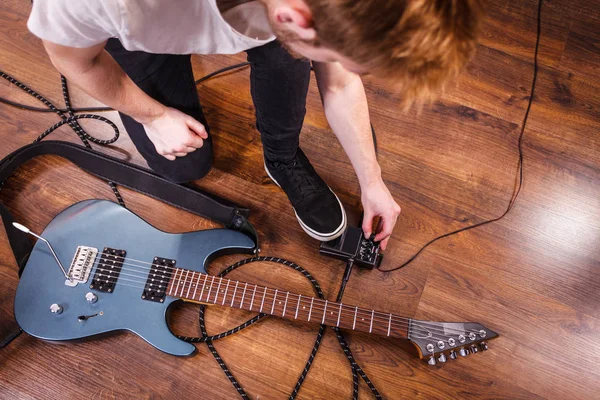 Man gitaar apparatuur instellen — Stockfoto