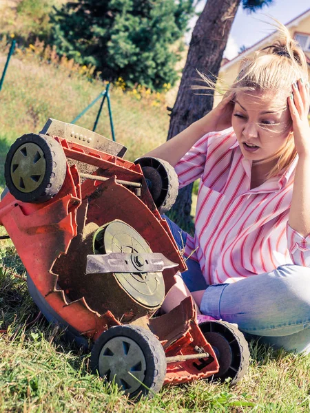 土地の芝刈り機で問題を抱えている人 — ストック写真