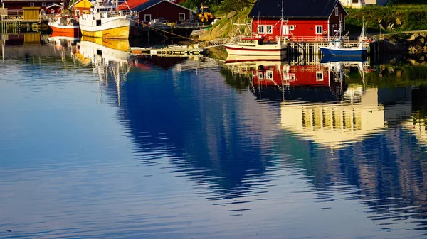 Červené chaty norské rybářské vesničky Reine Lofoten Norsko — Stock fotografie