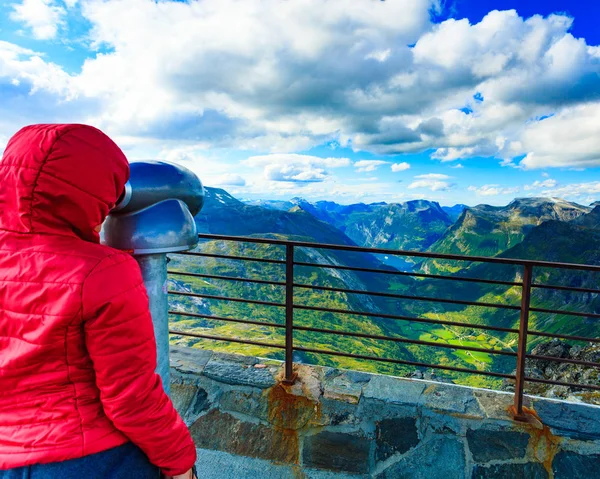 Tourist blickt durch Ferngläser in die Berge, Norwegen — Stockfoto