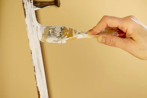 Persona renovando percha de madera — Foto de Stock