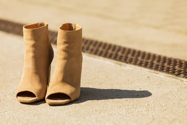 Brown sepatu bot dengan sepatu hak tinggi dan mengintip jari kaki — Stok Foto