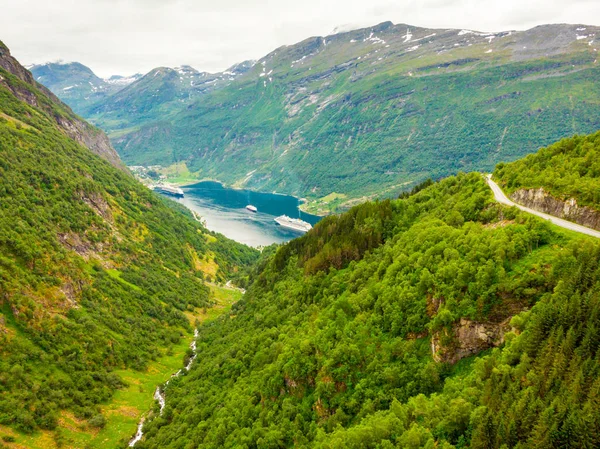 峡湾 geirangerfjord 与渡轮, 挪威. — 图库照片