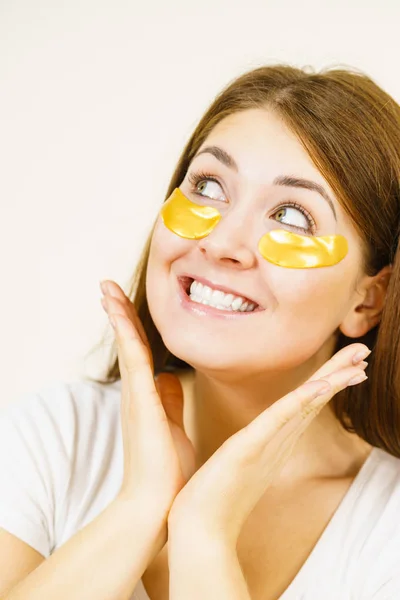 Mulher com manchas de ouro sob os olhos — Fotografia de Stock