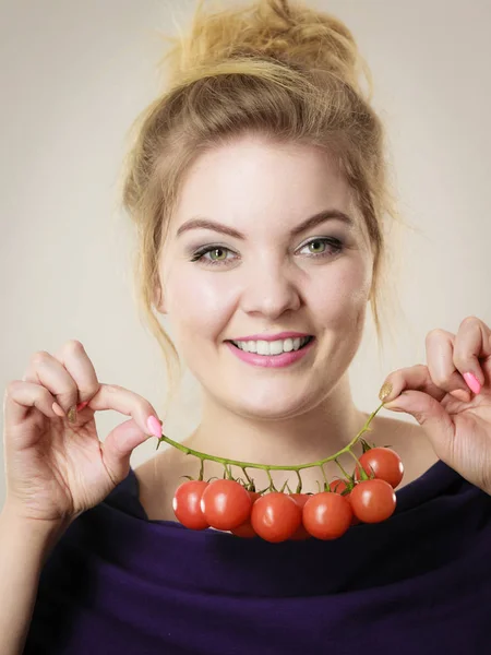 Mujer sosteniendo tomates cherry frescos — Foto de Stock