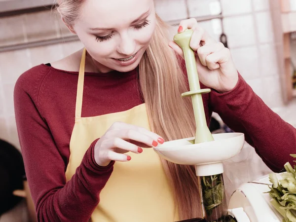 Frau in Küche macht Gemüse-Smoothie-Saft — Stockfoto