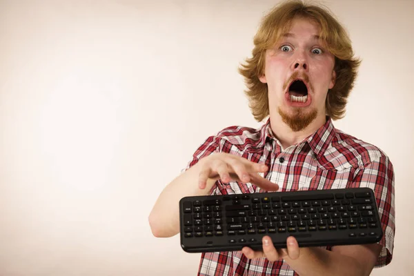 Gamer man met toetsenbord — Stockfoto