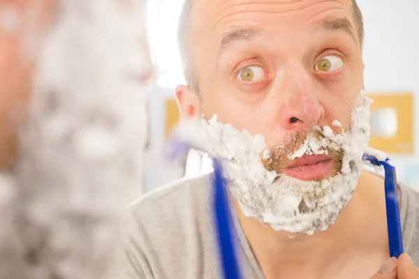 Ragazzo radersi la barba in bagno — Foto Stock