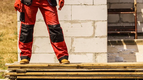 Persona que usa pantalones de trabajador rojo —  Fotos de Stock