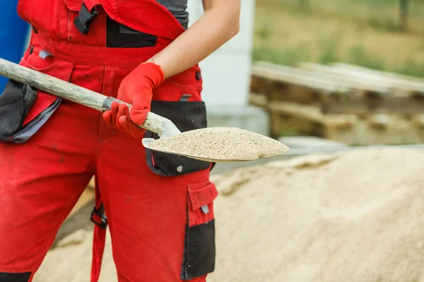 Лицо, использующее лопату на строительной площадке — стоковое фото