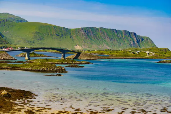Droga i most nad morzem., Norwegia Lofoty — Zdjęcie stockowe