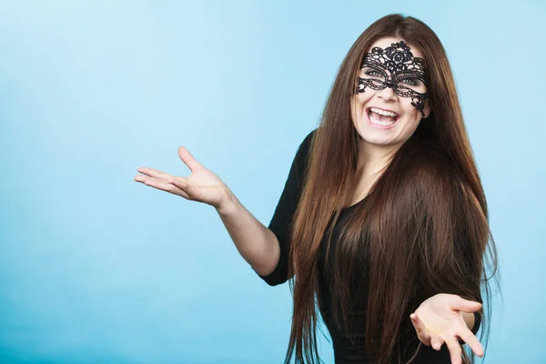 Mulher misteriosa usando máscara de renda — Fotografia de Stock