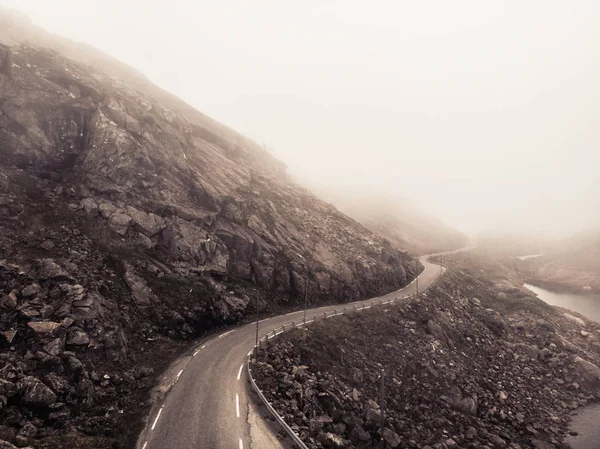 挪威山区的道路和湖泊 — 图库照片