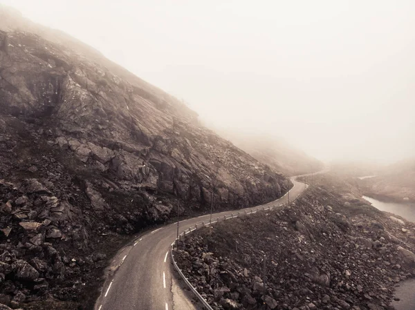 Estrada e lagos em montanhas Noruega — Fotografia de Stock