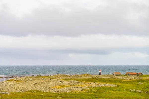Paisaje costero con faro, Noruega . — Foto de Stock