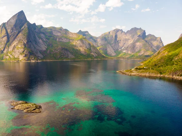 Fiordo e montagne paesaggio. Isole Lofoten Norvegia — Foto Stock