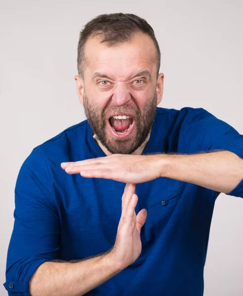 Hombre mostrando el gesto de detener el tiempo — Foto de Stock