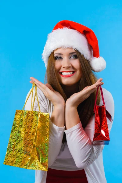Lycklig jul kvinna innehar presenter väska — Stockfoto