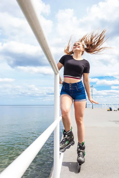 Joyful adolescente chica usando patines —  Fotos de Stock