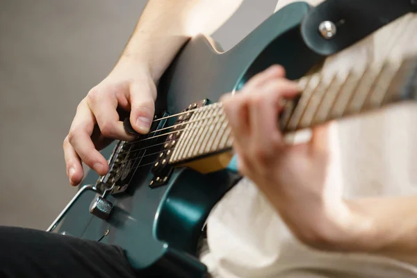 Close up de homem tocando na guitarra elétrica — Fotografia de Stock