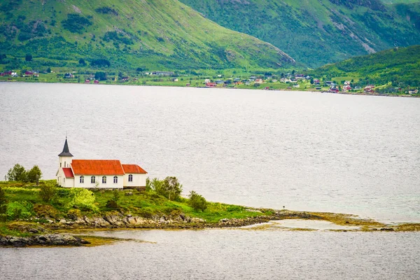Paisagem fiorde com igreja. Lofoten Noruega — Fotografia de Stock