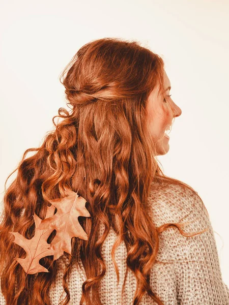Kvinna med höstlöv i långt brunt hår — Stockfoto