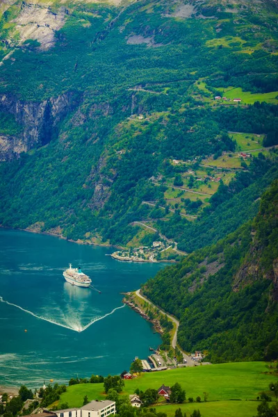Fjord Geirangerfjord z statkiem wycieczkowym, Norwegia. — Zdjęcie stockowe