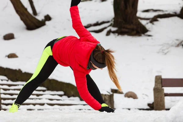 Femme exerçant les jambes à l'extérieur pendant l'hiver — Photo