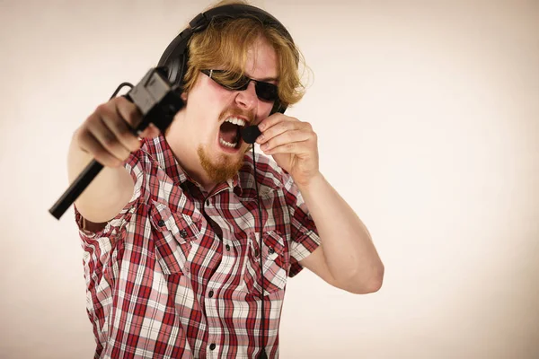 Gamer man shooting from gun — Stock Photo, Image