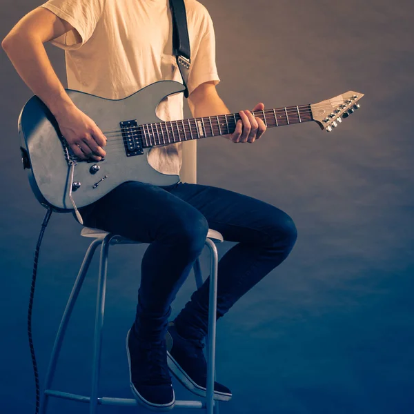 Muž hraje na elektrickou kytaru — Stock fotografie