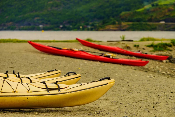 Kayaks a fjord parton, Flam, Norvégia — Stock Fotó