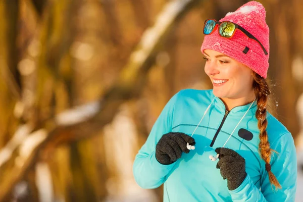 Chica en forma en el parque de invierno —  Fotos de Stock