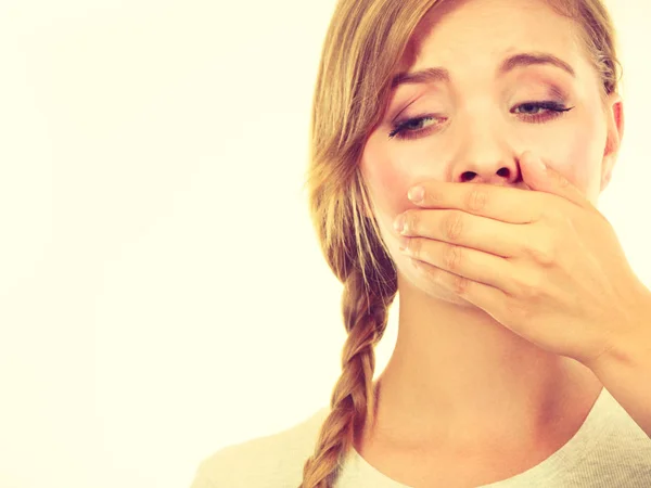 Donna triste che copre la bocca con la mano — Foto Stock