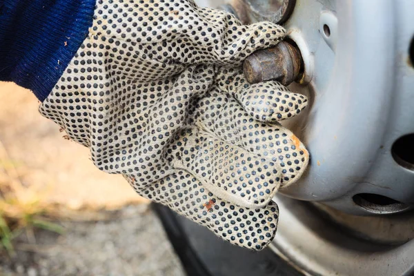 Upevnění automobilové pneumatiky s ráfku — Stock fotografie