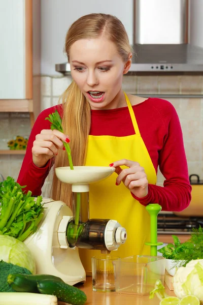 Mulher na cozinha fazendo suco de smoothie vegetal — Fotografia de Stock