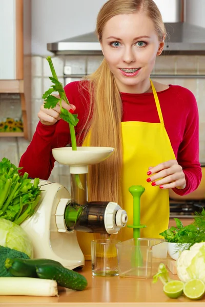 Vrouw in de keuken maken van SAP van fruit smoothie — Stockfoto