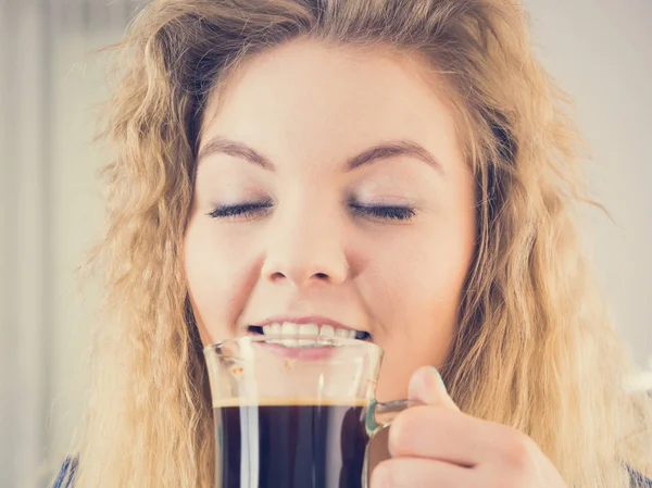 Mulher positiva bebendo seu café da manhã — Fotografia de Stock