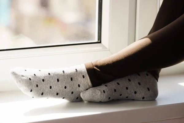 Žena na sobě nosí šedé tečkované ponožky — Stock fotografie
