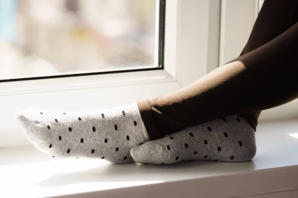 Mujer con calcetines punteados grises — Foto de Stock