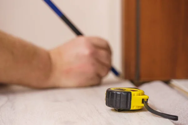 Man measuring floor panels — Stock Photo, Image