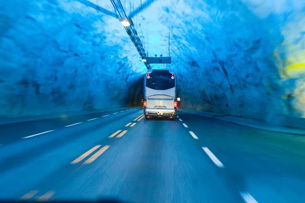 Ônibus em Laerdal tunnel, Noruega — Fotografia de Stock