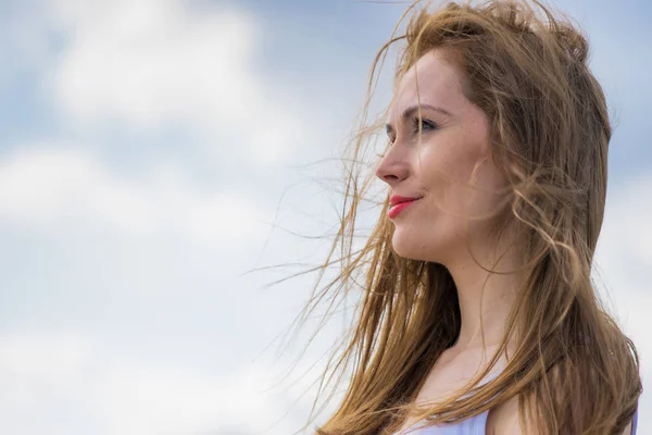 Linda Menina Romântica Livre Cabelo Longo Marrom Soprando Vento Contra — Fotografia de Stock