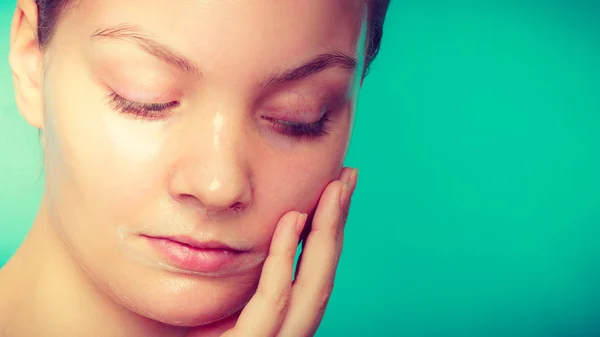 Vrouw in facial peel off mask. — Stockfoto