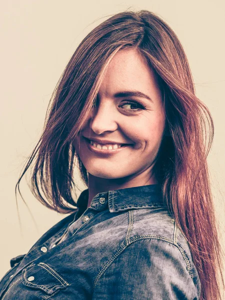 Fröhliche junge Frau lächelt. — Stockfoto