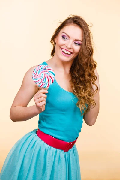 Nő örömteli édességet nyalóka lány — Stock Fotó